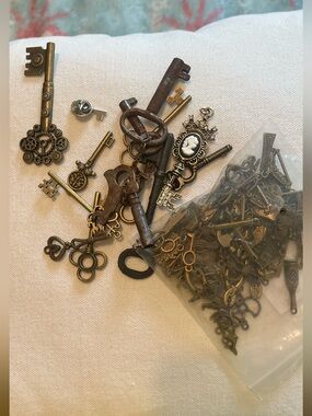 Antique-Style Brass Key & Charm Set - Vintage Brass Finish